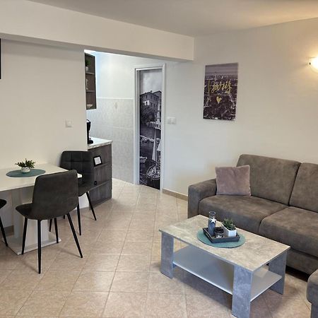 Apartments Vilma Ловран Екстериор снимка